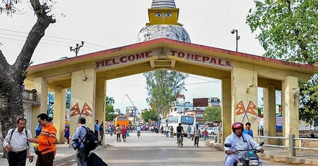 Details of the Sonauli border crossing between Gorakhpur and Nepal, a key transit point for travelers.