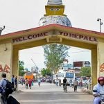 What is the name of the border crossing between Gorakhpur and Nepal?